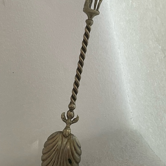 <**4/$20**BUNDLE**> Antique silver shell spoon - Picture 6 of 6
